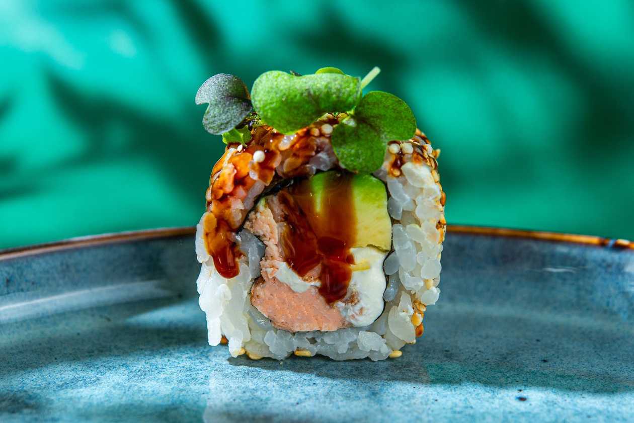 11. Запеченный лосось, сливочный сыр, авокадо (сверху: соус терияки)