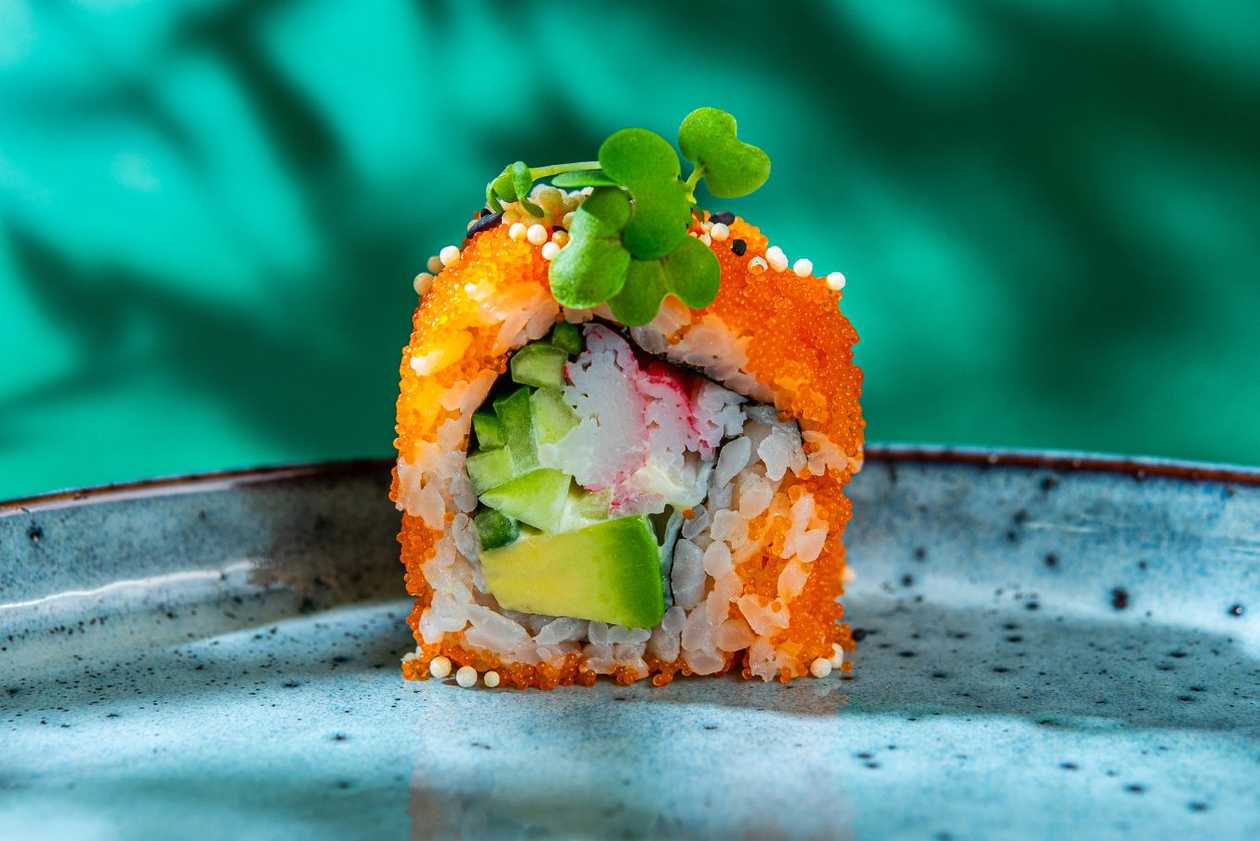 6. Калифорнийский снежный краб, огурец, авокадо, майонез (обернутый в масаго)