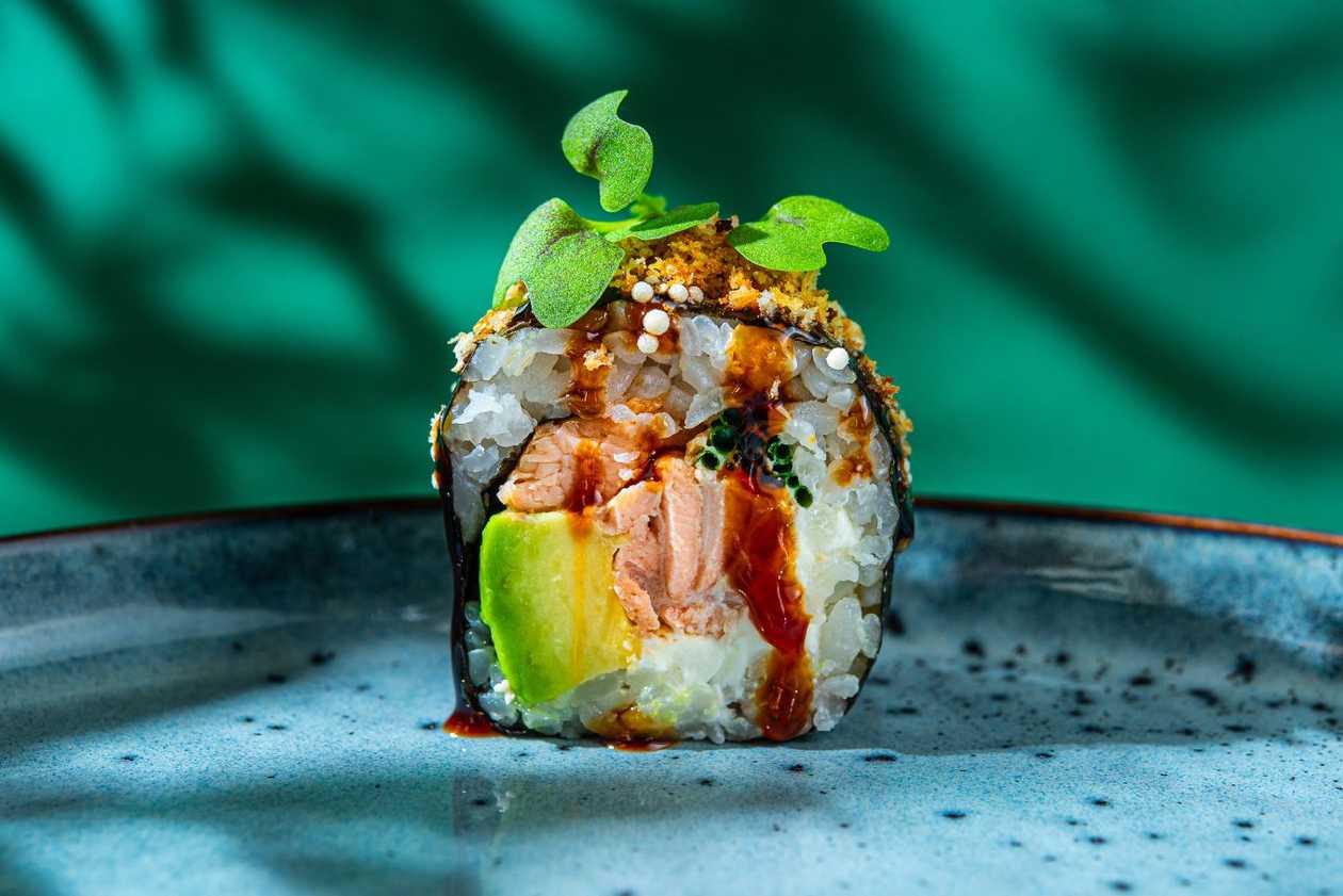 31. Запеченный лосось, сливочный сыр, авокадо, шнитт-лук (сверху: соус терияки и панко)