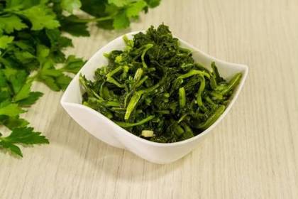 Grelos salteados em alho