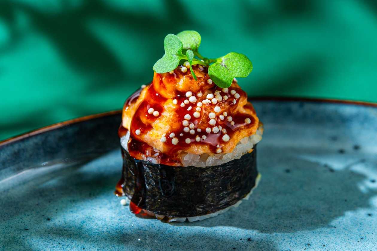 37. Лосось, майонез, сыр, огурец, сливочный сыр, авокадо (сверху: соус терияки)