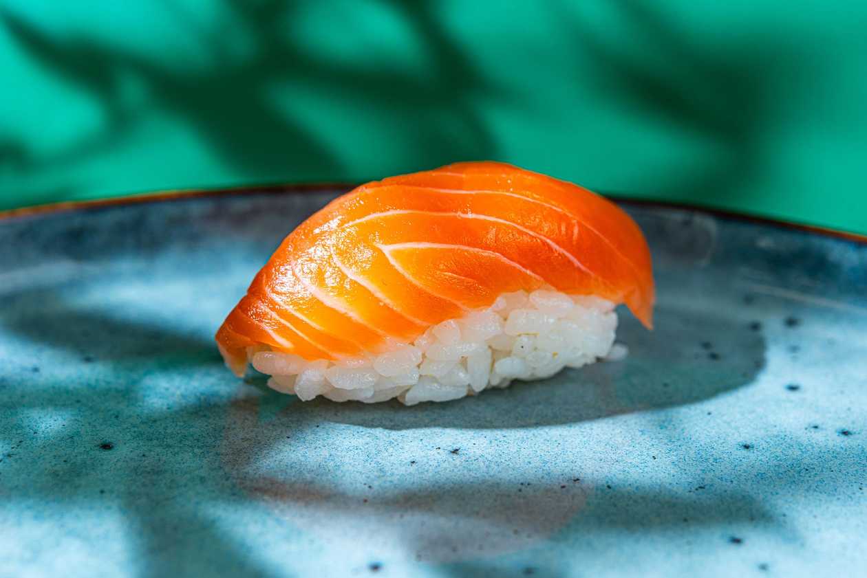 60. Нигири с лососем (1 шт.)