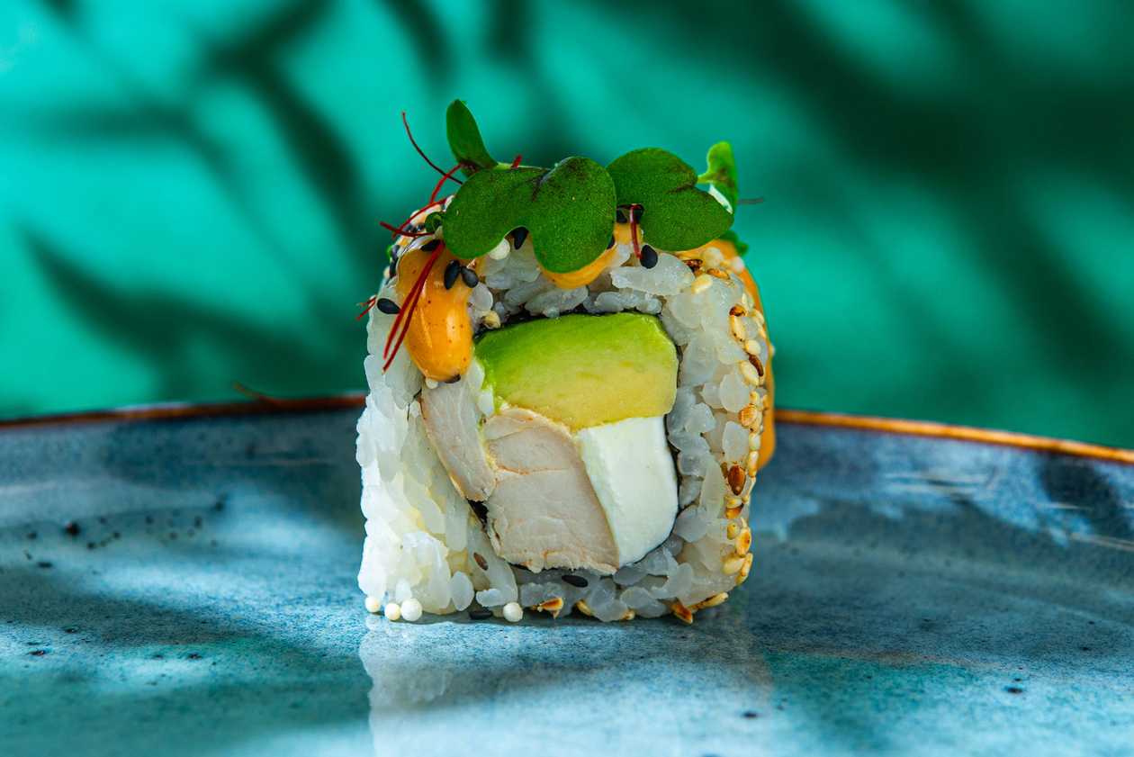 22. Курица, сливочный сыр, авокадо (сверху: майонез кимчи, шнитт-лук)