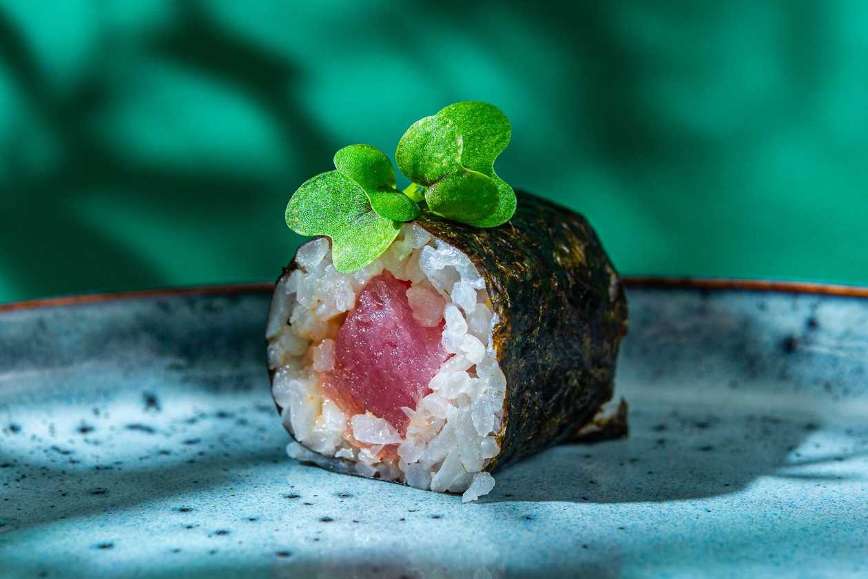 51. Хосомаки с тунцом и майонезом кимчи (6 шт.)