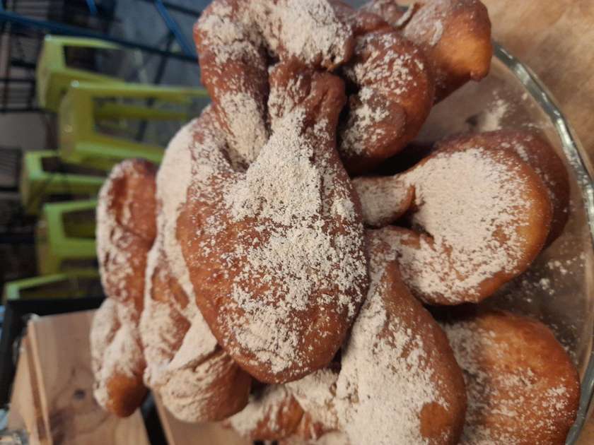 Wegański pączek z cynamonem