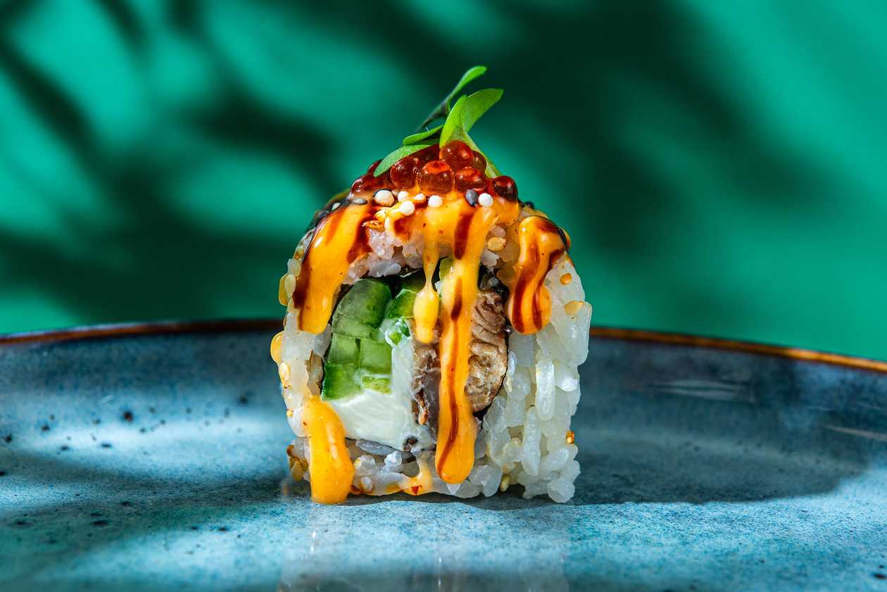 18. Угорь, сливочный сыр, огурец (сверху: острый майонез, соус унаги, икра форели)