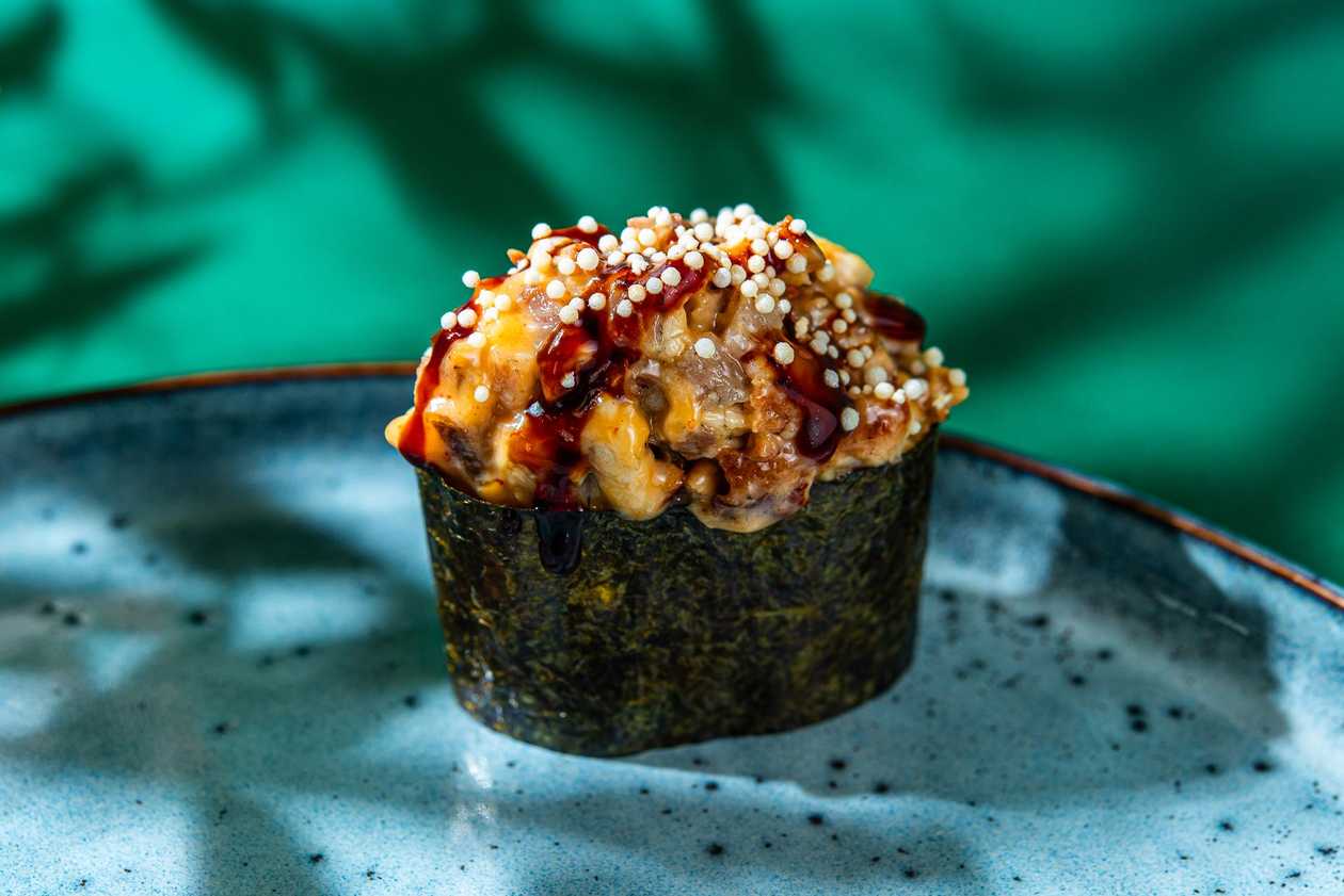 65. Гункан с угрем (1 шт.).