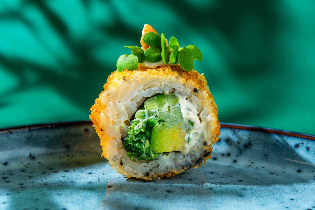 48. Веган - индийский ореховый крем, огурец, авокадо, вакаме (сверху: индийские орехи) (8 шт.)