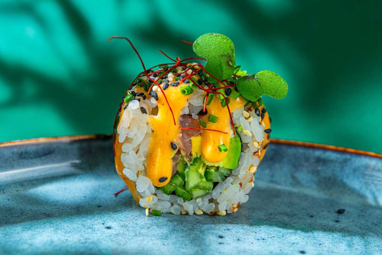 12. Копченый лосось, огурец, авокадо (сверху: майонез кимчи, шнитт-лук)