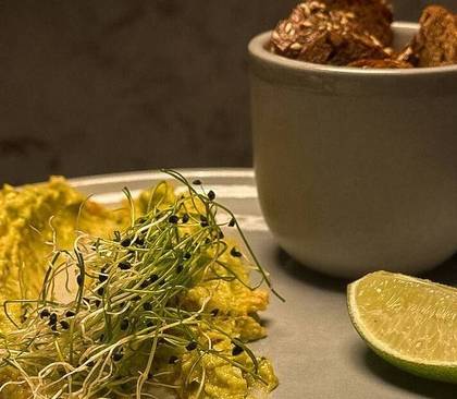 Guacamole with rye chips