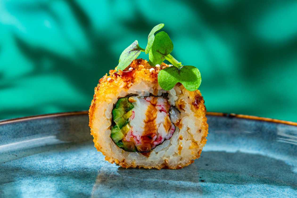 42. Снежный краб, кимчи-майонез, огурец (сверху: соус терияки) (8 шт.)