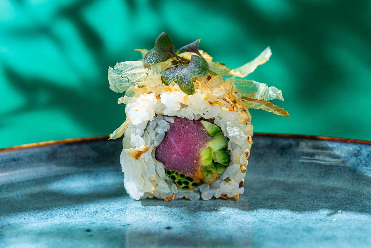 9. Тунец, огурец, майонез кимчи, шрирача, шнитт-лук (сверху: хлопья бонито)