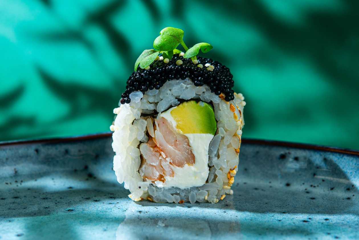 15. Креветки, сливочный сыр, авокадо (сверху: черная икра тобико)