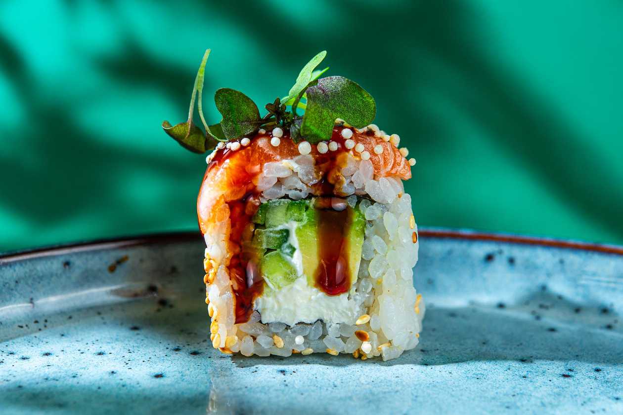 4. Лосось (сверху), огурец, авокадо, сливочный сыр, соус унаги