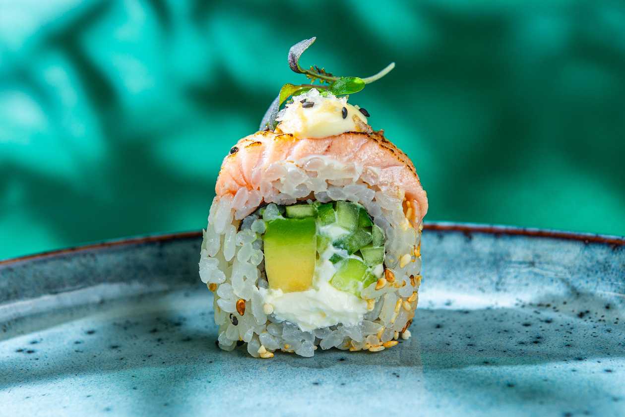 2. Лосось, огурец, сливочный сыр, авокадо, майонез кьюпи, копченая соль