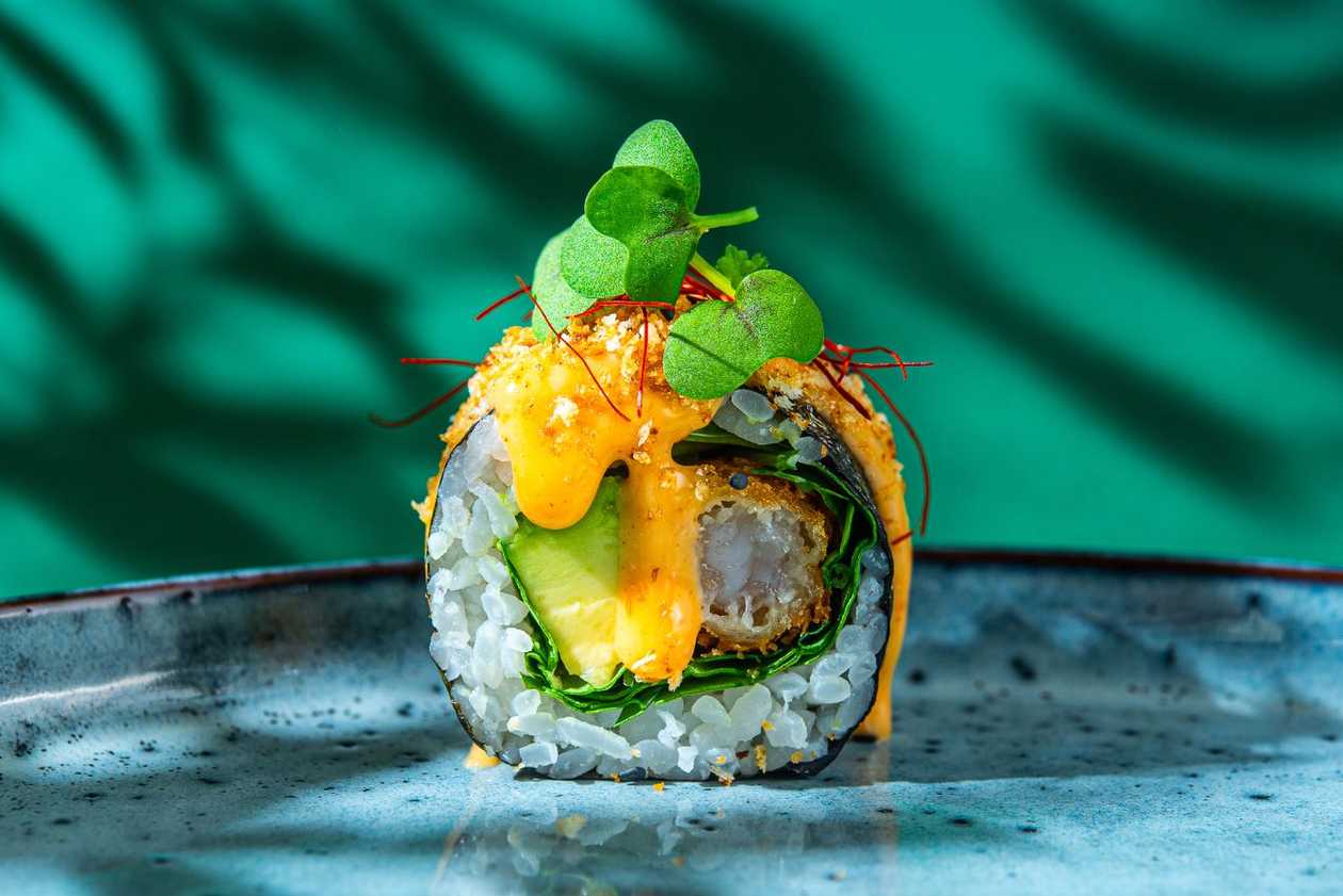 33. Креветки темпура, авокадо, шпинат (сверху: майонез кимчи, панко)