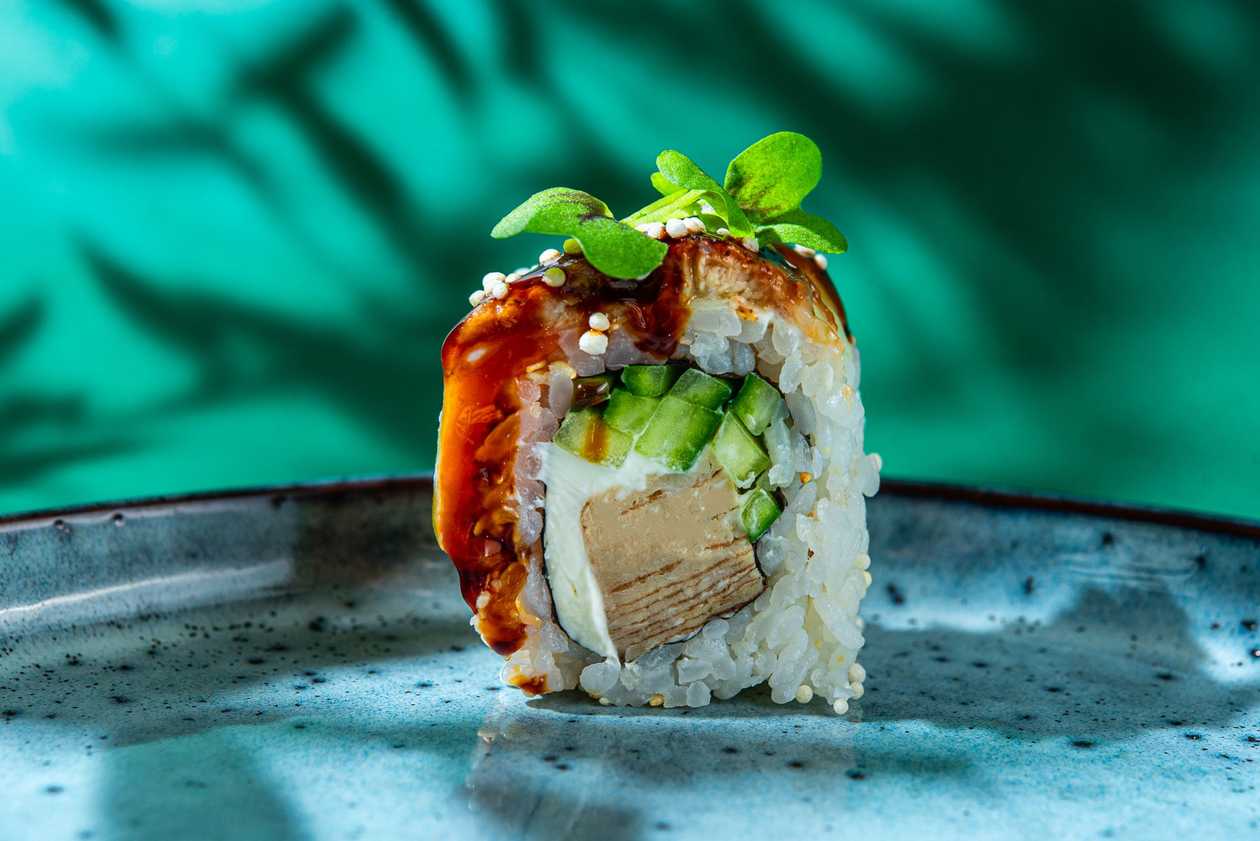 19. Угорь и лосось (сверху), сливочный сыр, огурец, омлет, соус унаги