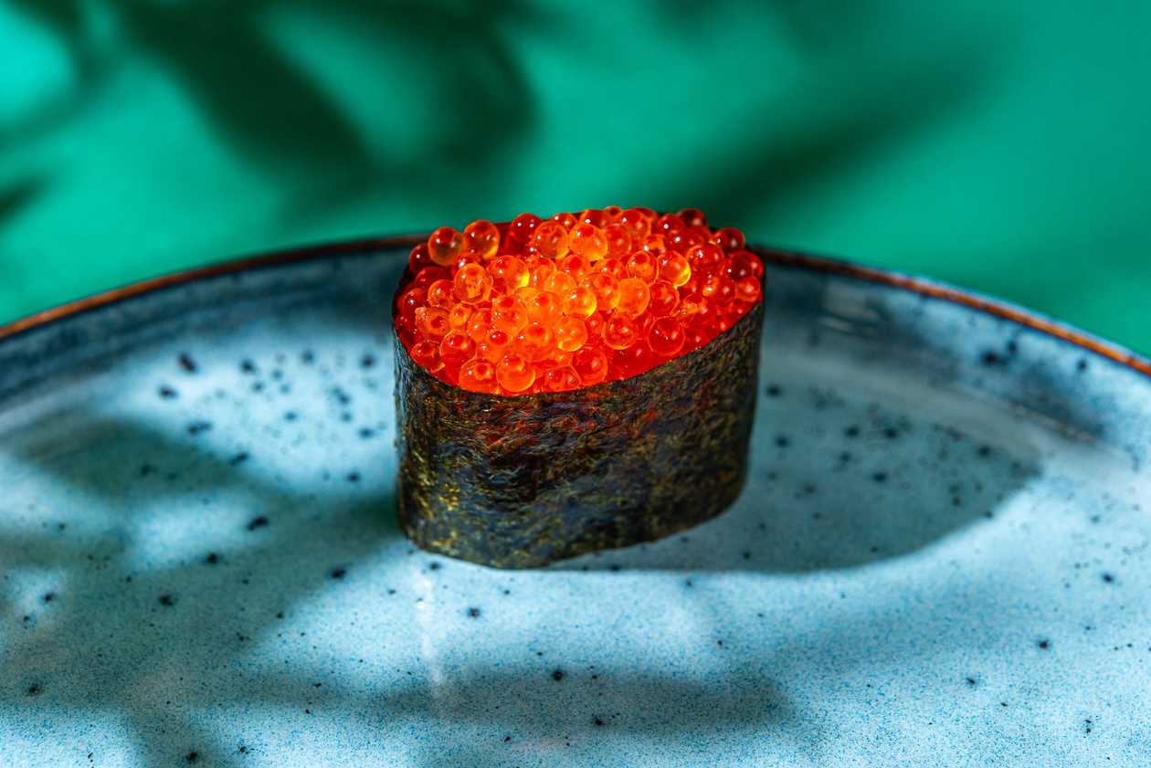 67. Гункан с икрой форели (1 шт.)