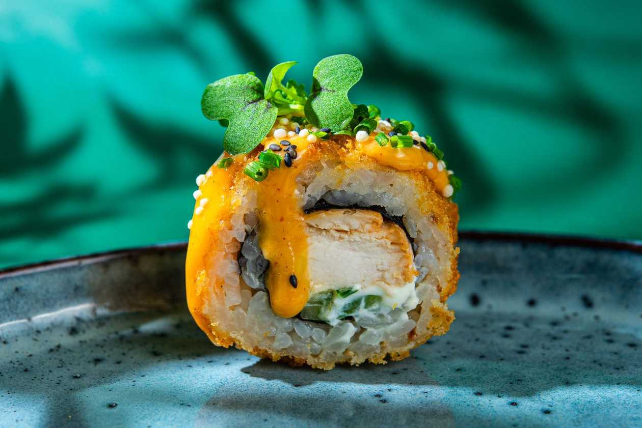 46. Курица, сливочный сыр, огурец (сверху: майонез кимчи и шнитт-лук) (8 шт.)