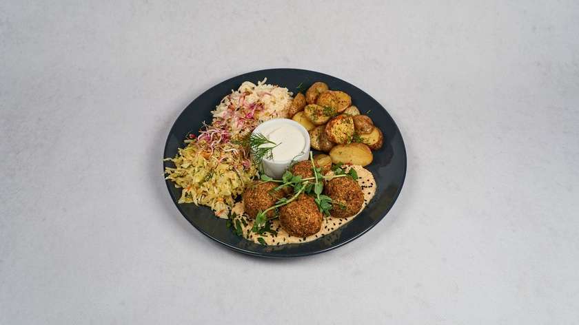 Falafel na hummusie z pieczonymi ziemniaczkami