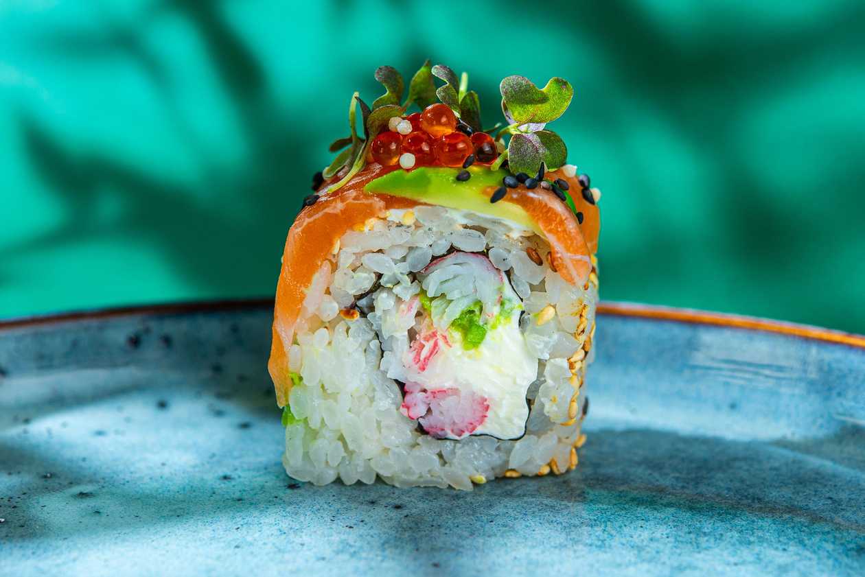 7. Снежный краб, сливочный сыр, авокадо (сверху: лосось, авокадо, икра форели)