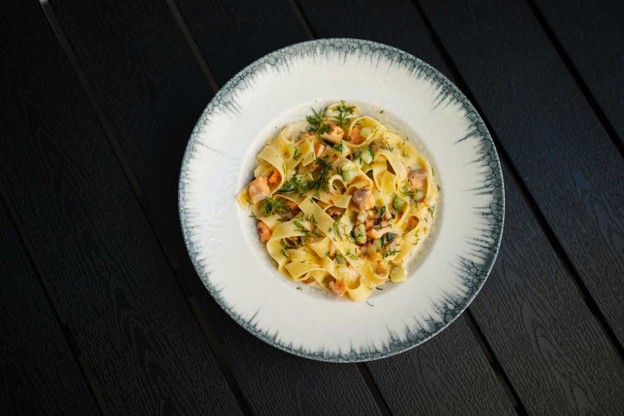 Tagliatelle z łososiem i cukinią