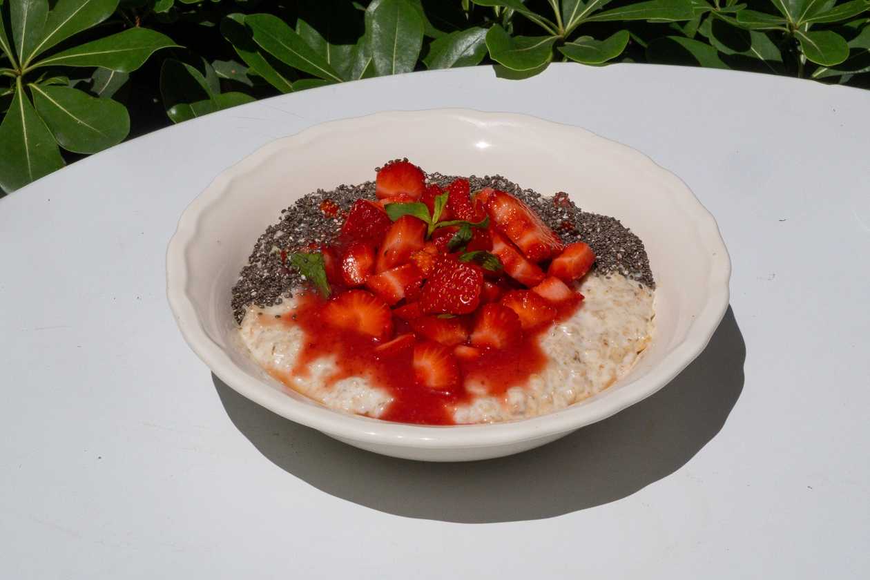 Oatmeal porridge with strawberry