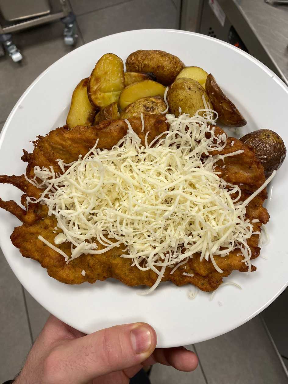 Bravčový černohor, pečené zemiaky, syr