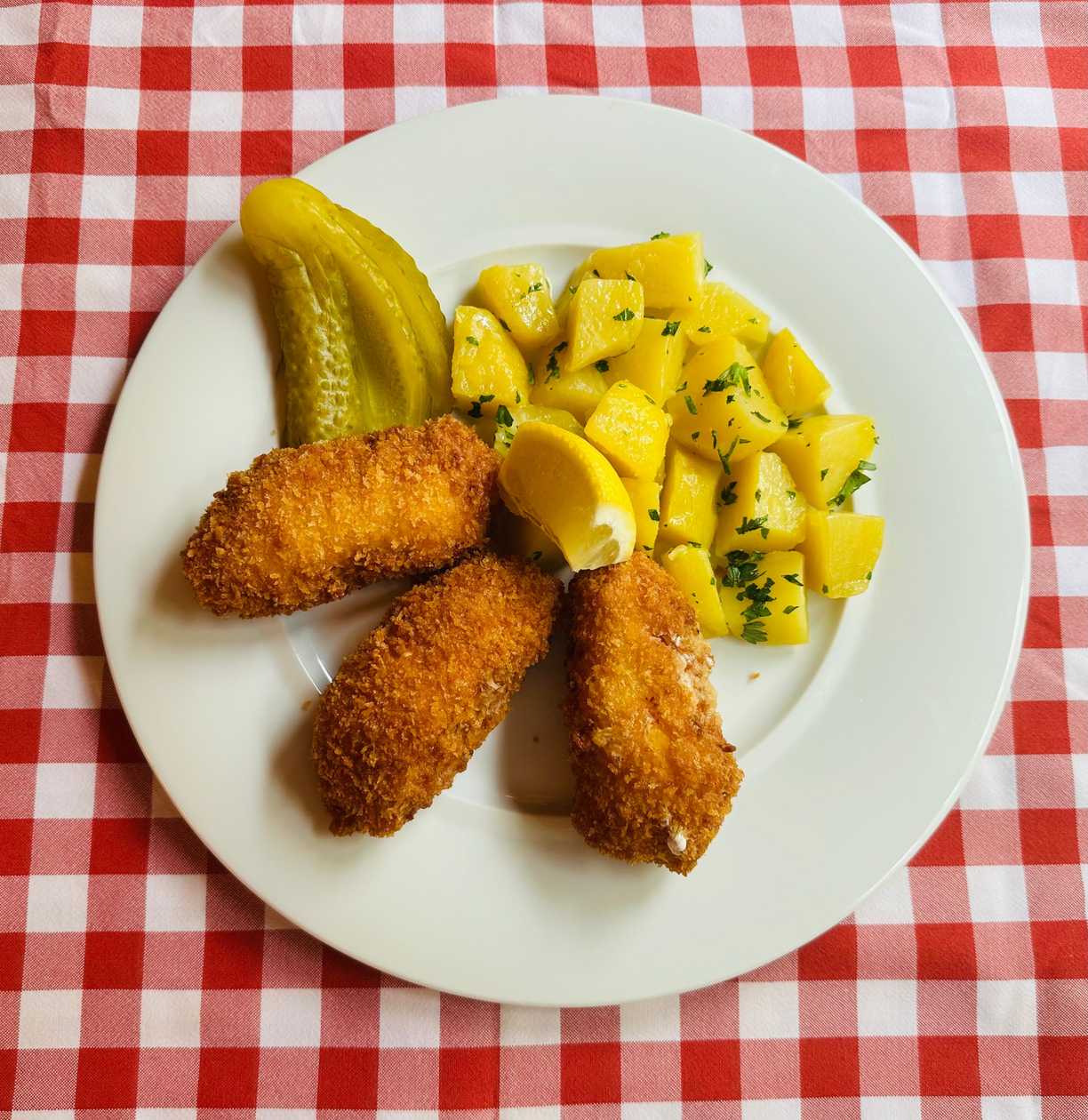 Kyjevská kotleta XXL, varené zemiaky s maslom, kyslé uhorky