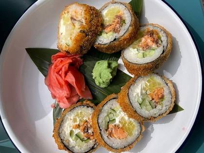 TEMPURA ROLL Z PIEСZONYM LOSOSIEM