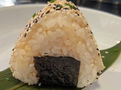 ONIGIRI TUŃCZYK KIMCHI