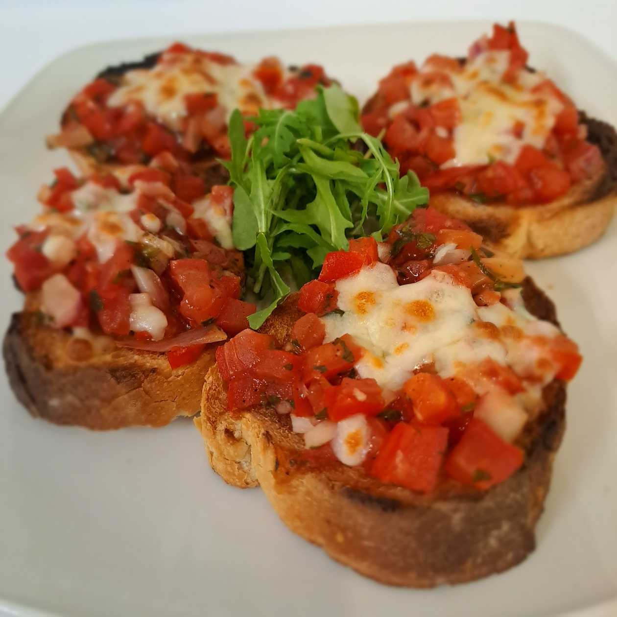 Bruschetta with mozzarella, tomato salsa (Toasted Maltese Loaf) (4pcs)