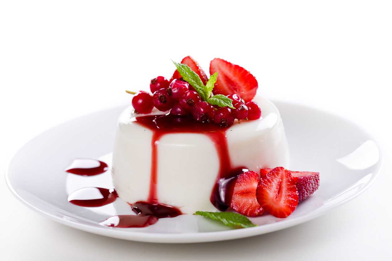 Vanilla panna-cotta with raspberry sauce