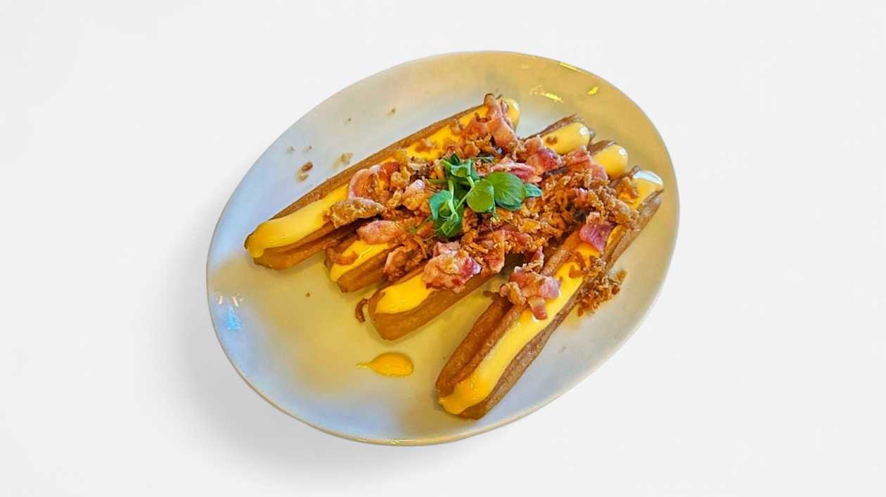 "Dirty Churros XL" with Cheddar cheese sauce and bacon /4 pcs./