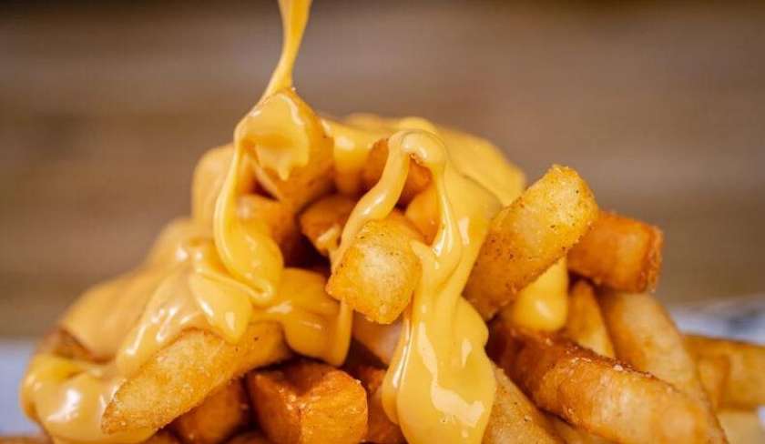 Cartofi prajiti cu sos cheddar 150g