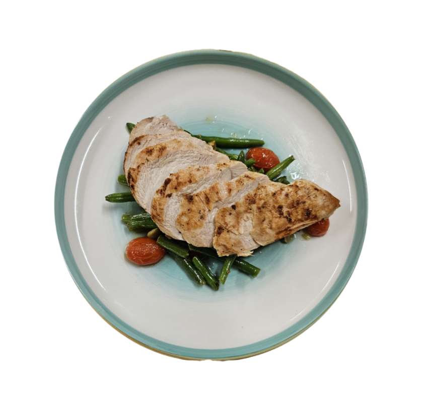 Kurací steak s fazuľkou a cherry paradajkou
