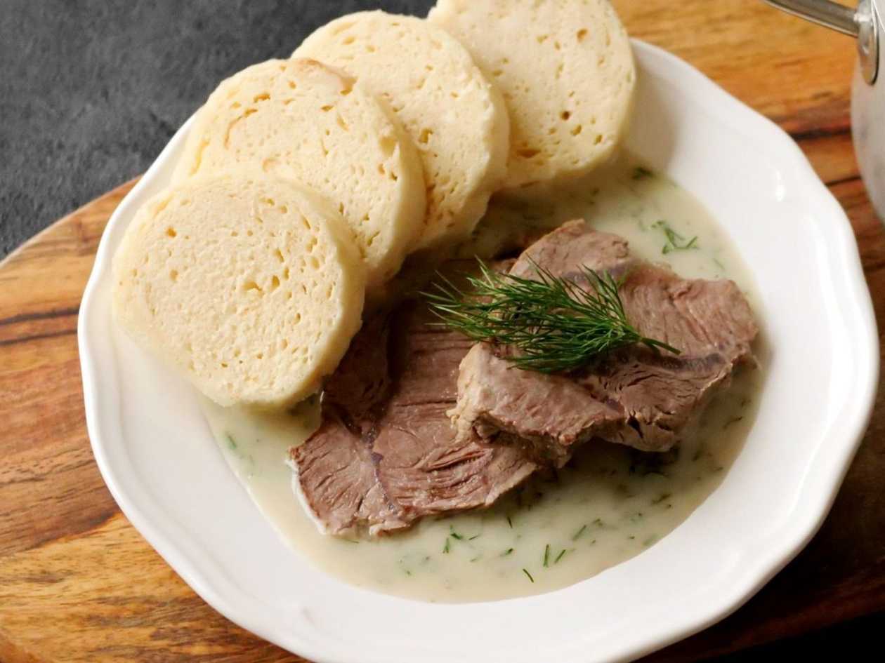 Hovězí vařené, koprová omáčka, houskové knedlíky