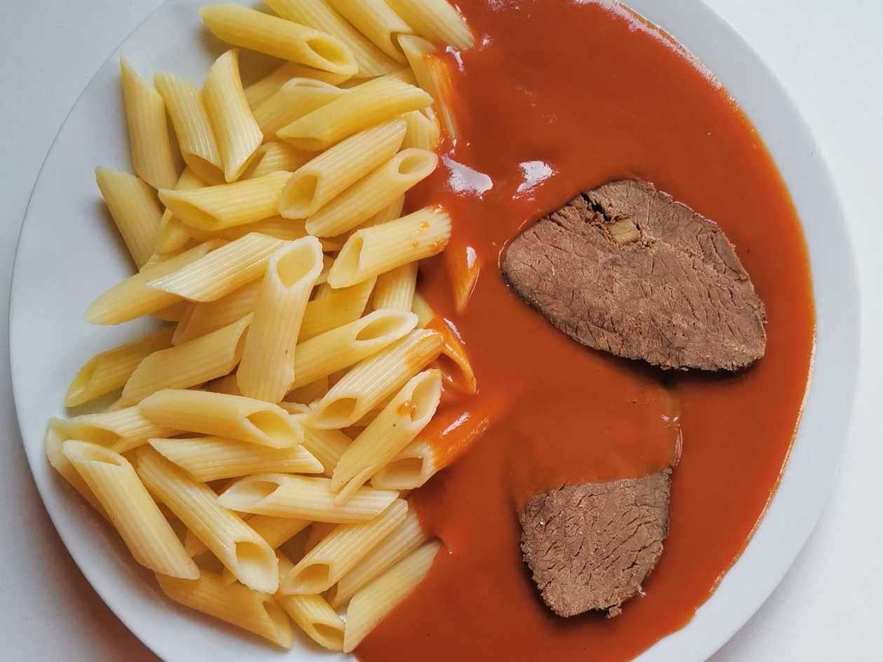 Hovězí vařené, rajská omáčka, těstoviny