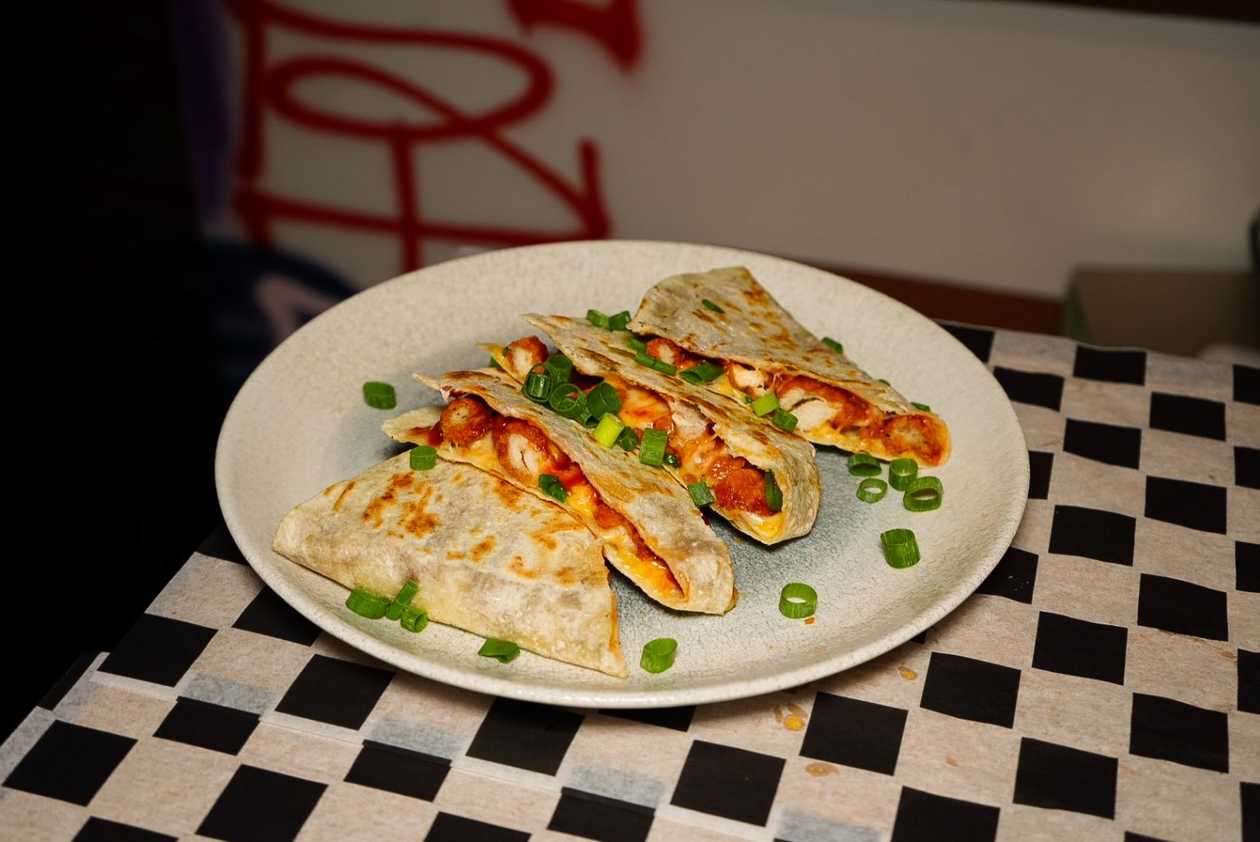 QUESADILLA Z NUGGETSAMI
