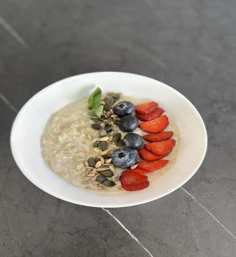 Oatmeal with Milk and Berries