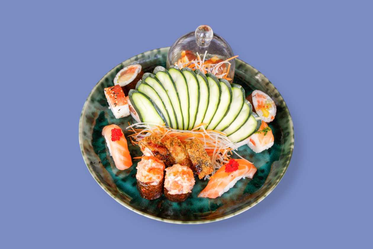 Freestyle without Sashimi (16 pcs of sushi + 4 crepes)