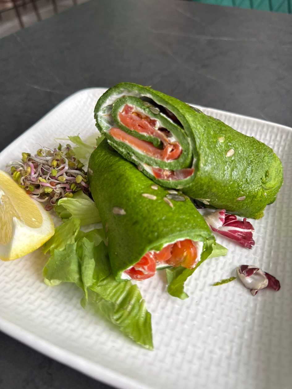 Spinach Roll with Cream Cheese and Salmon