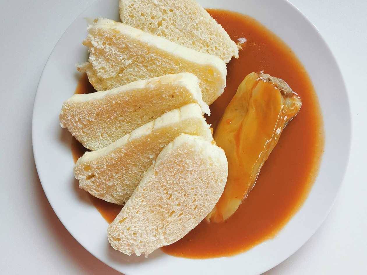 Paprikový lusk, rajská omáčka, houskové knedlíky