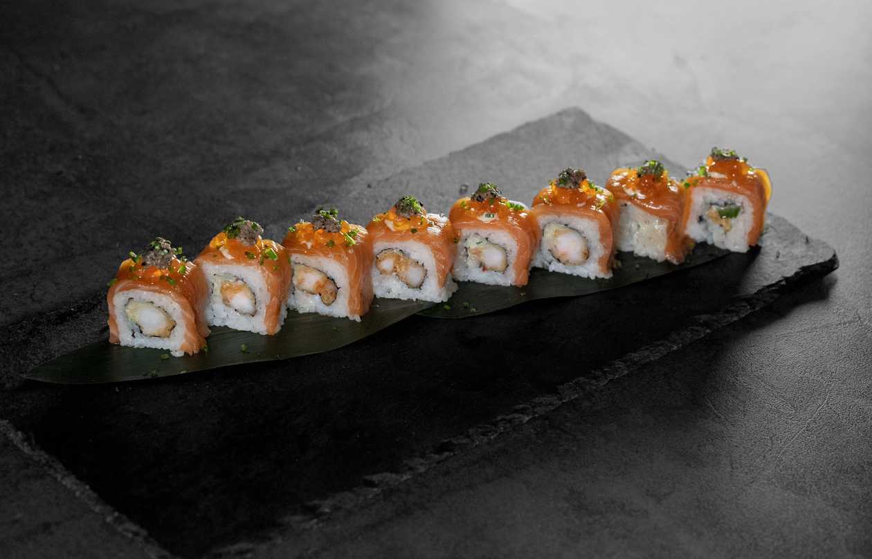 Salmon shrimps tempura roll
