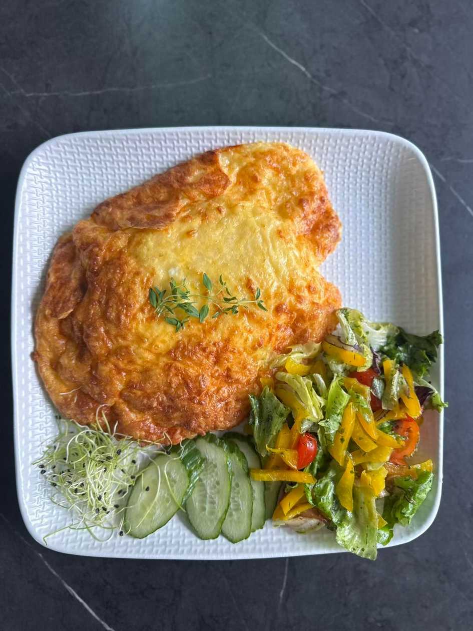 Fluffy Chicken with Cheese and Fresh Vegetables