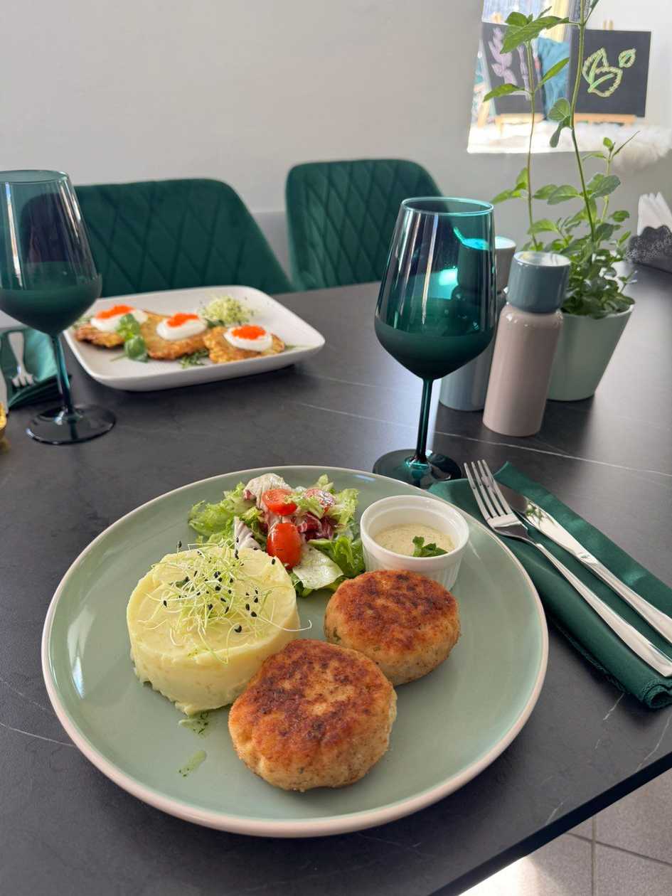 Pike Cutlets with Mint and Mashed Potatoes
