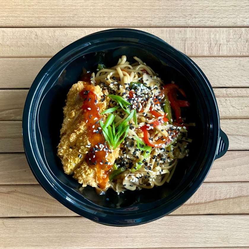 Локшина з хрусткою куркою та WOK овочами