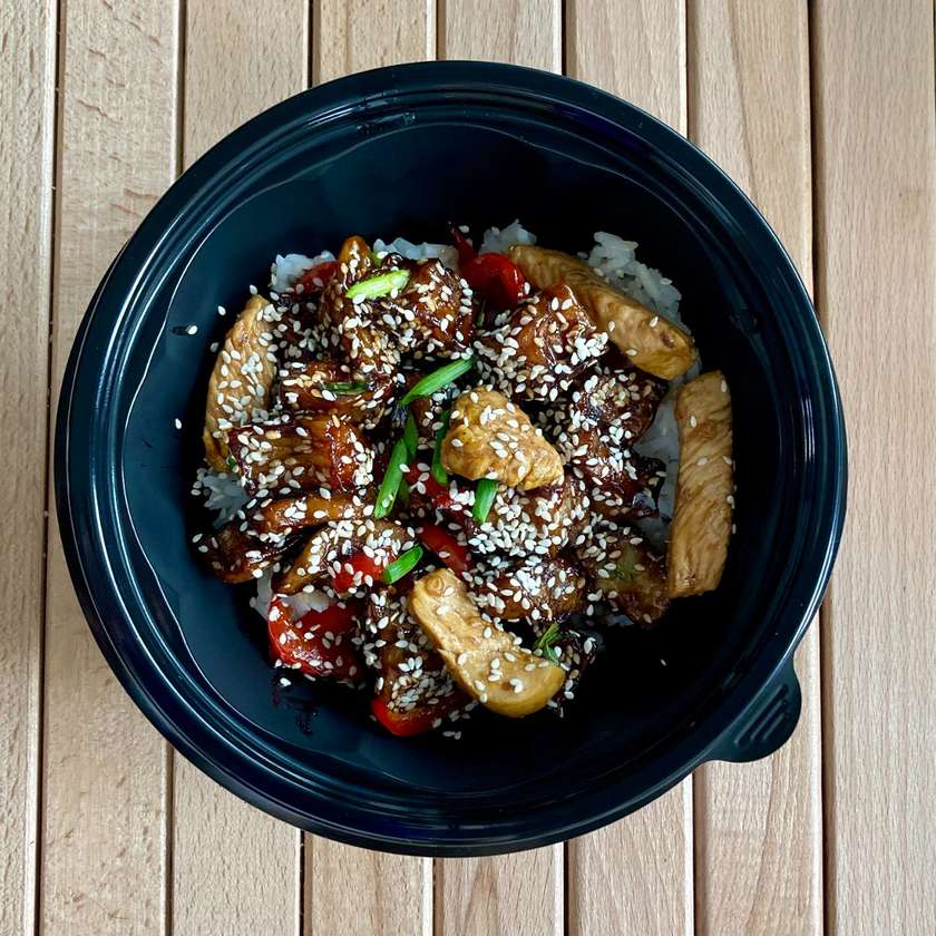 Азійський баклажан WOK з куркою та рисом