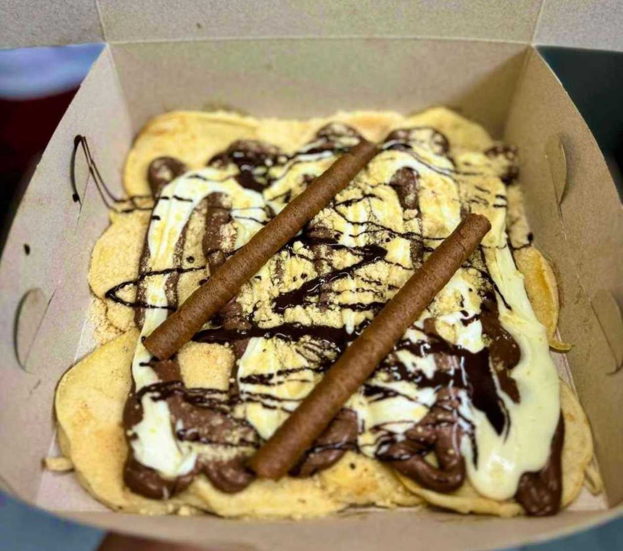 12 Mini pancakes ( white choclate & Nutella & Biscuits ) 2 Oreo biscuits on top 🥞