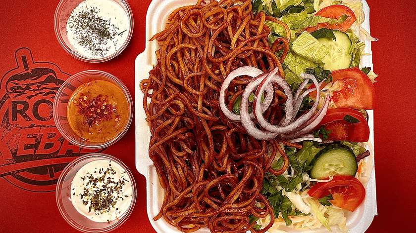 Malé nudle se salátem